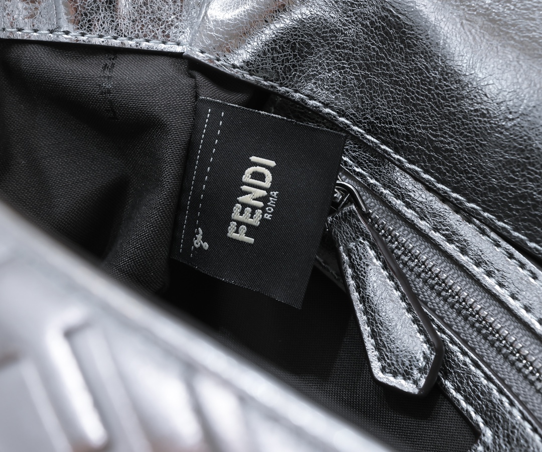FENDI Baguette Handbag 6608