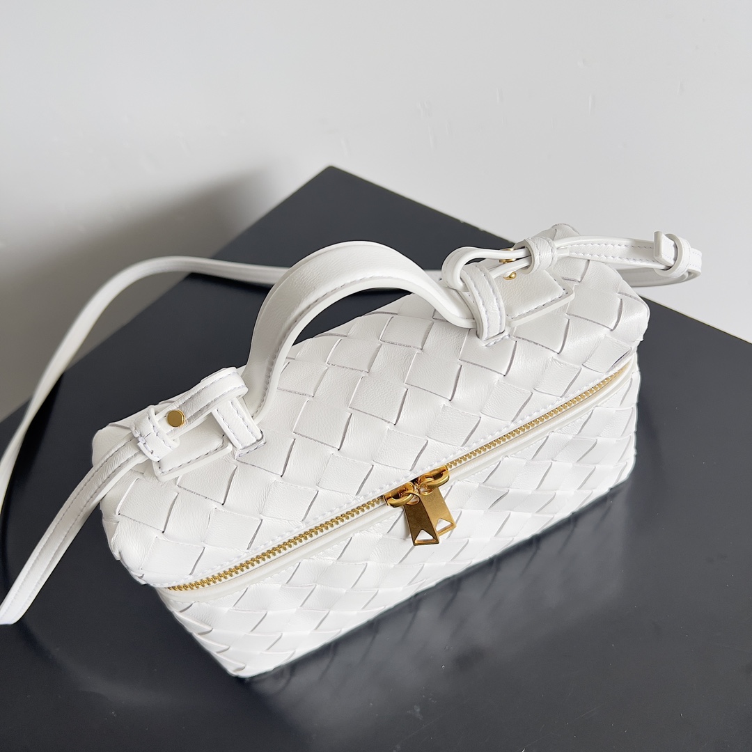 Bottega Veneta 2024 Woven Zippered Baguette Bag 789109