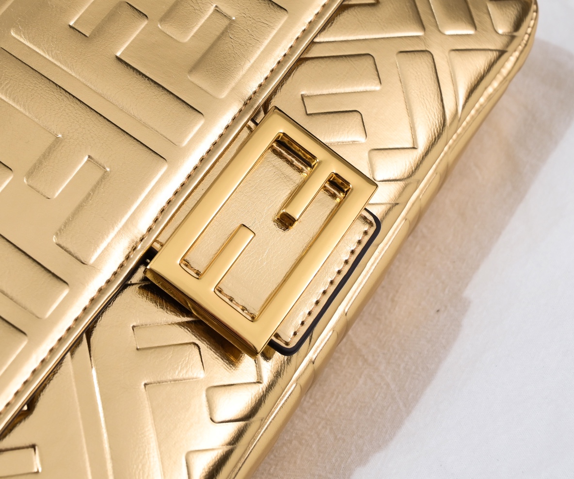 FENDI BAGUETTE handbag 6608