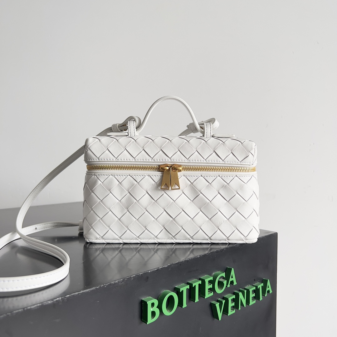 Bottega Veneta 2024 Woven Zippered Baguette Bag 789109