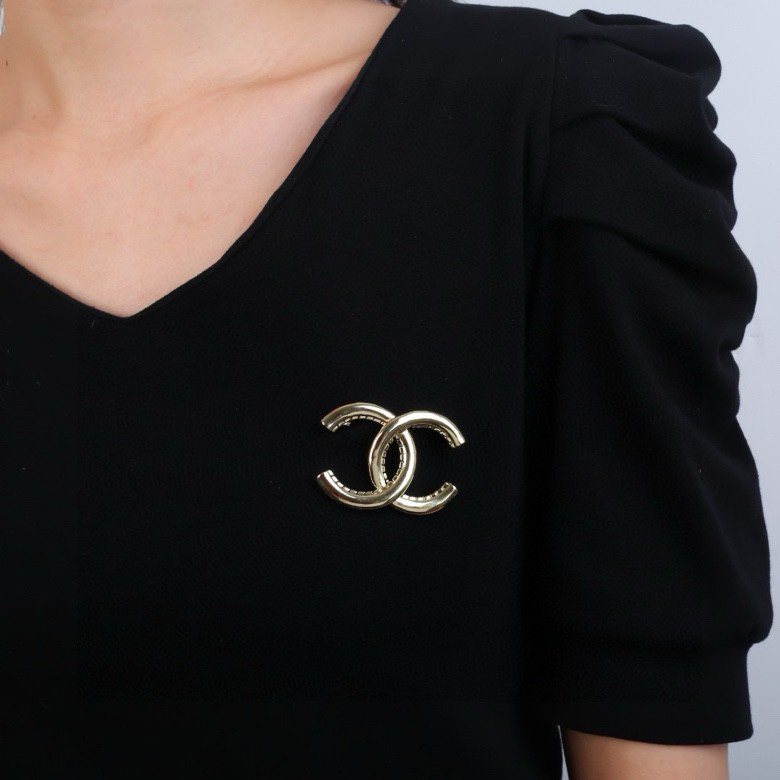Chanel classic brooch