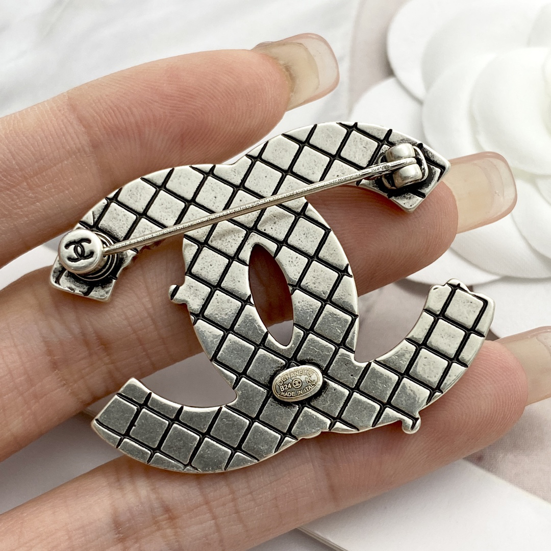 CHAN 24 vintage silver totem double c brooch
