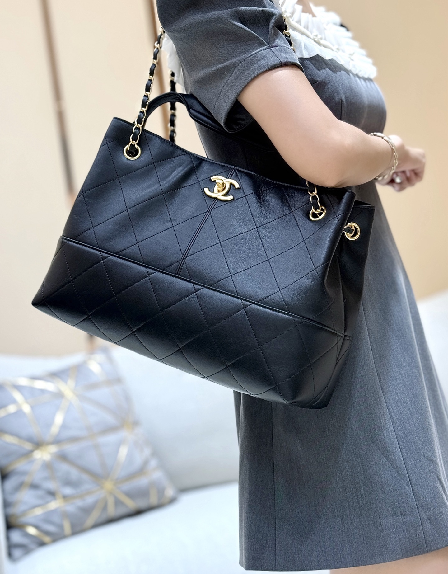 Chanel 25A High-end Handicraft Workshop Suede Colorblock Hobo AS5634 00158