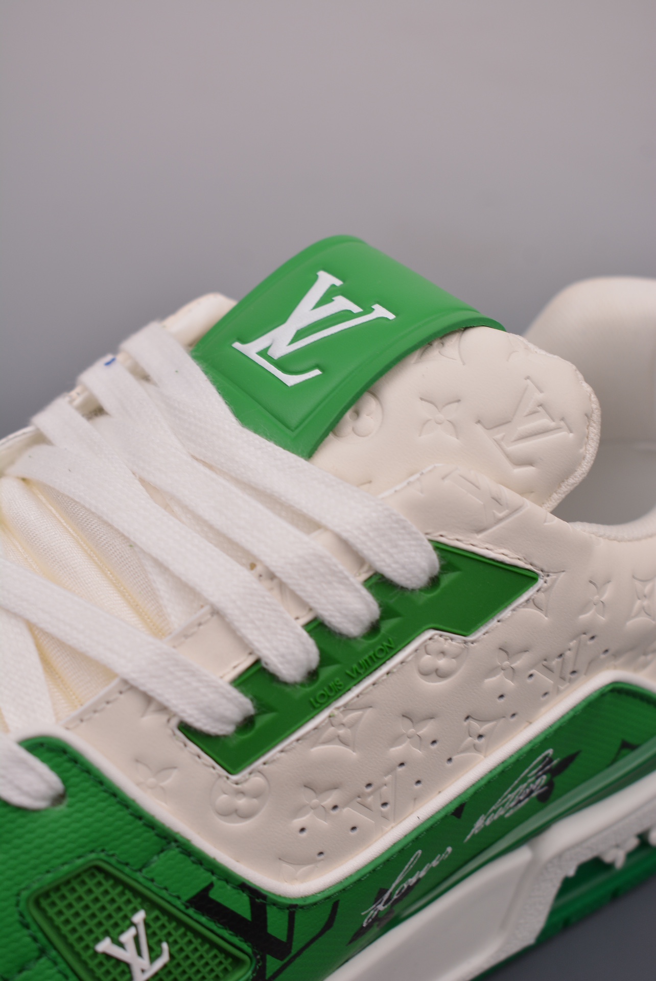 Louis Vuitton Trainer Sneaker Low Green and White Signature Edition 1AANFZ