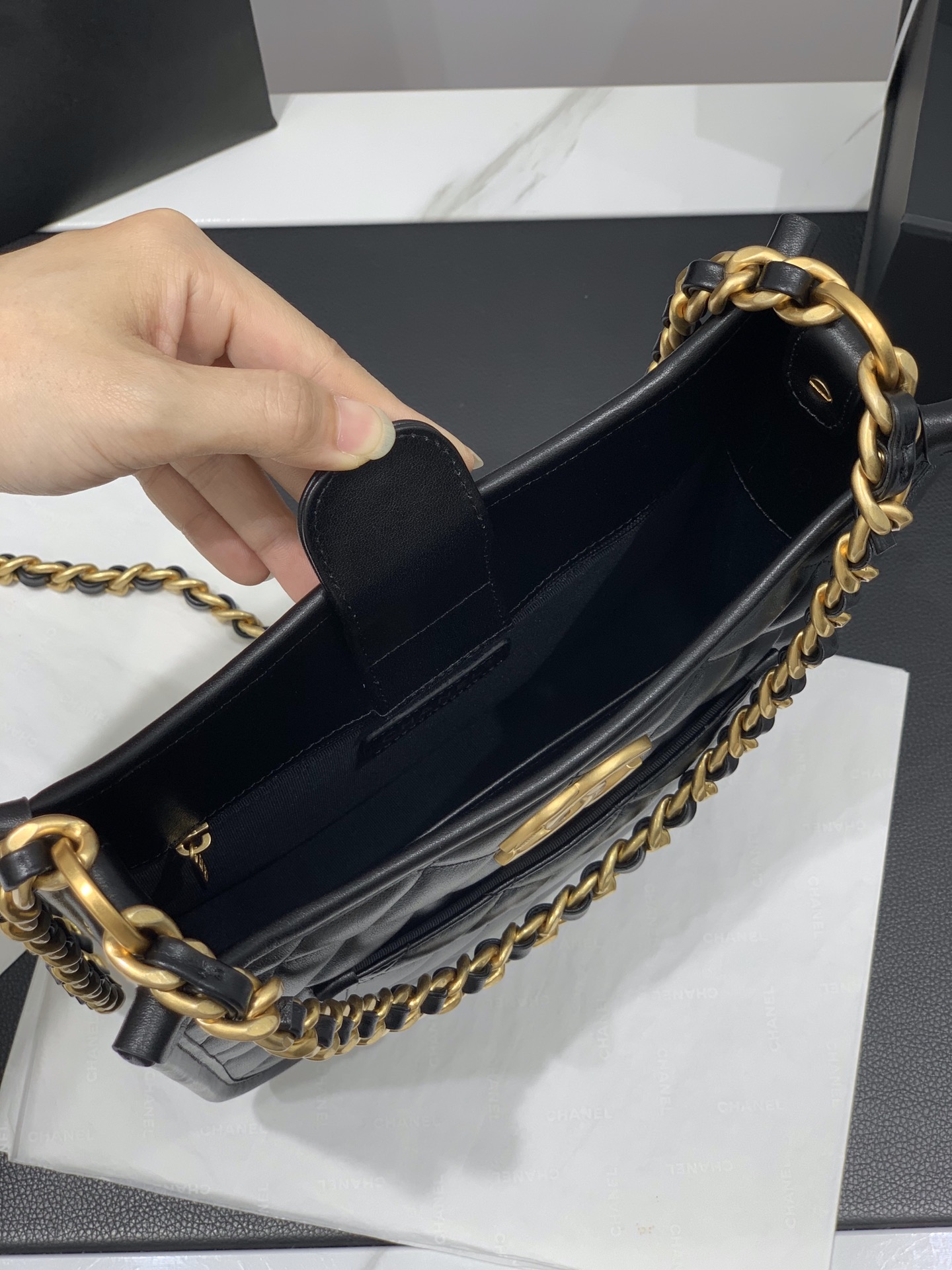 Chanel 24s 𝗁𝗈𝖻𝗈 crossbody hippie bag 99353