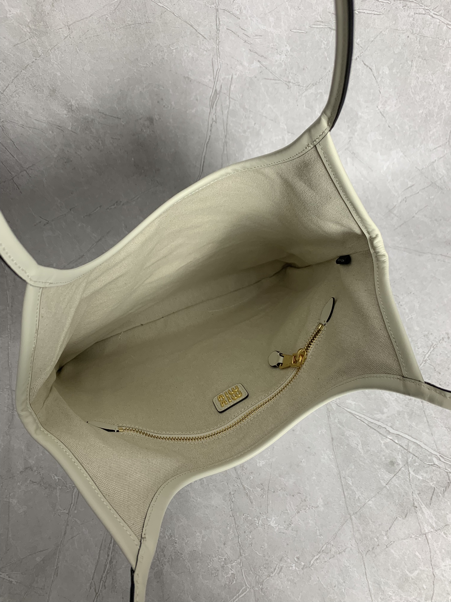 Miu Miu hobo tote 5BG231