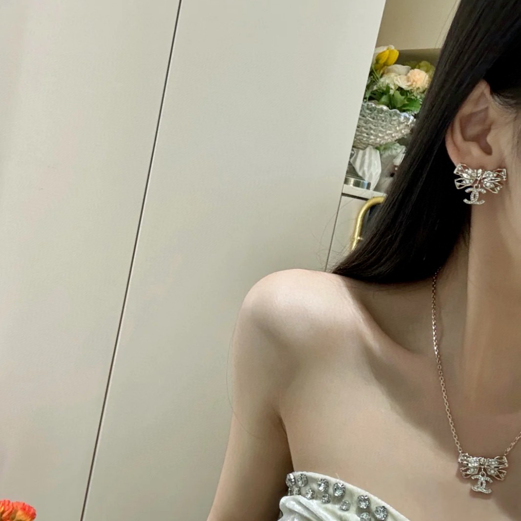 CHAN 24 Lace Bow Necklace
