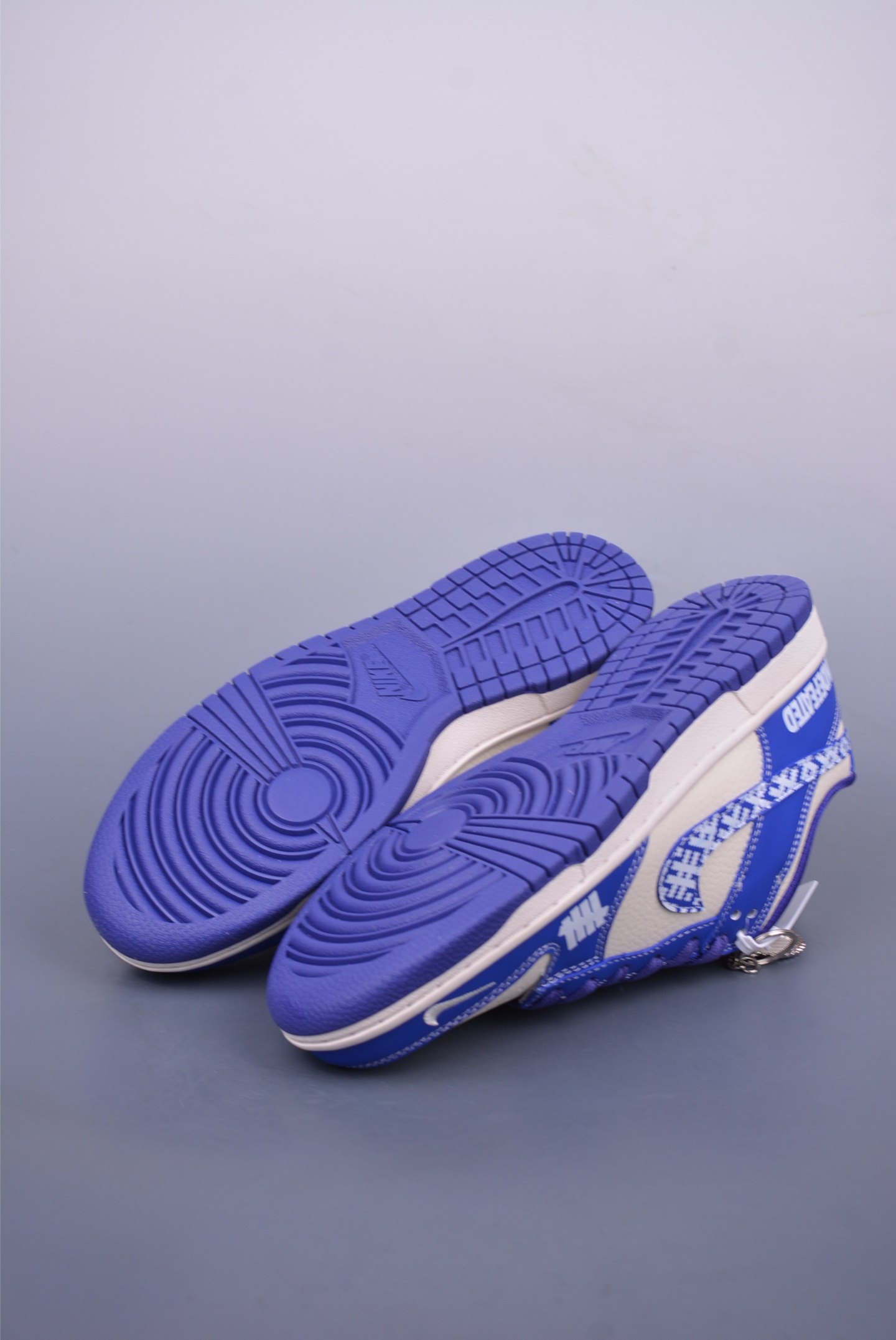 UN x Nike SB Dunk Low sneakers Blue and White KK1333-045
