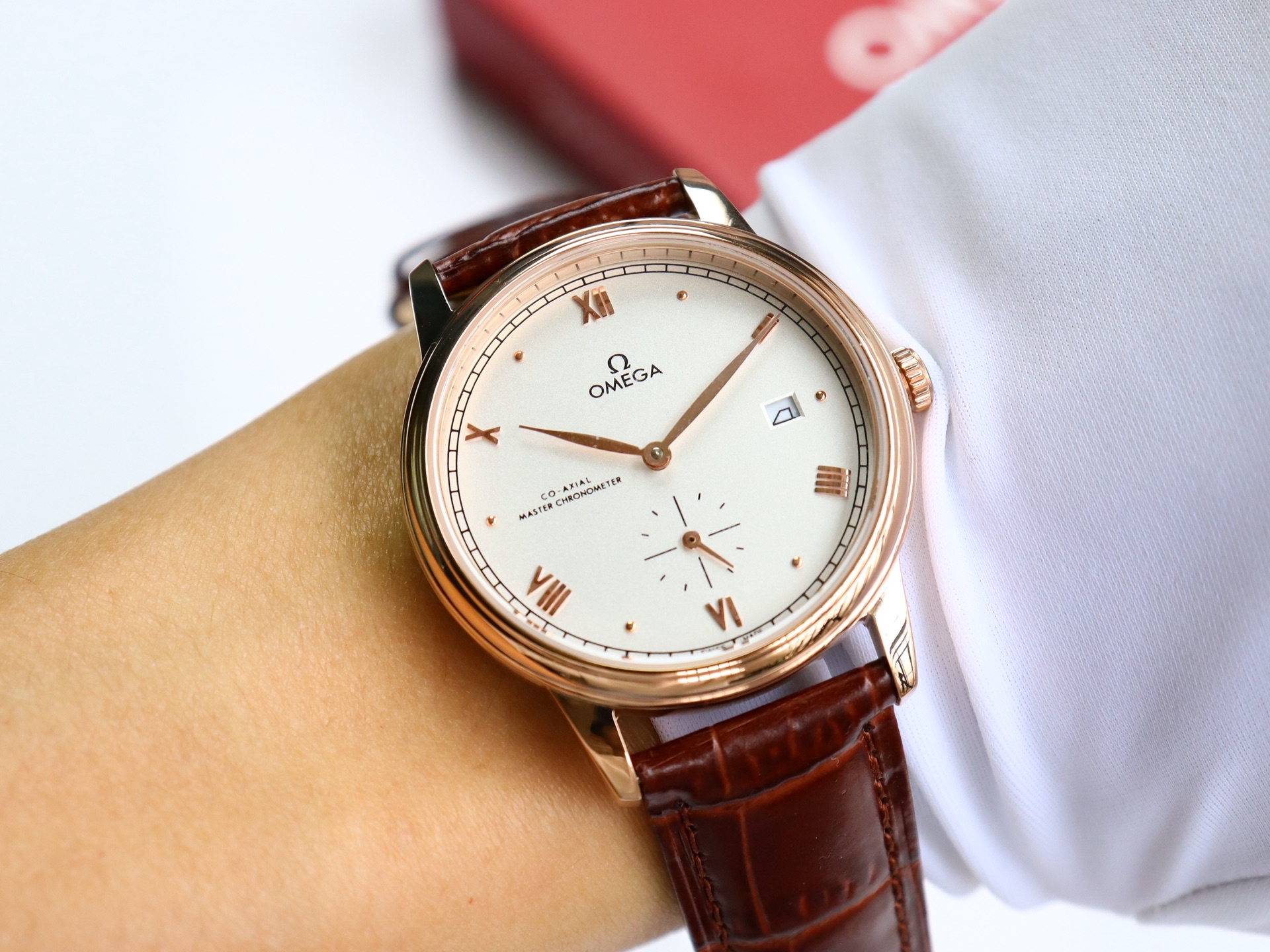 Omega De Ville series two-hand semi-mechanical men's watch