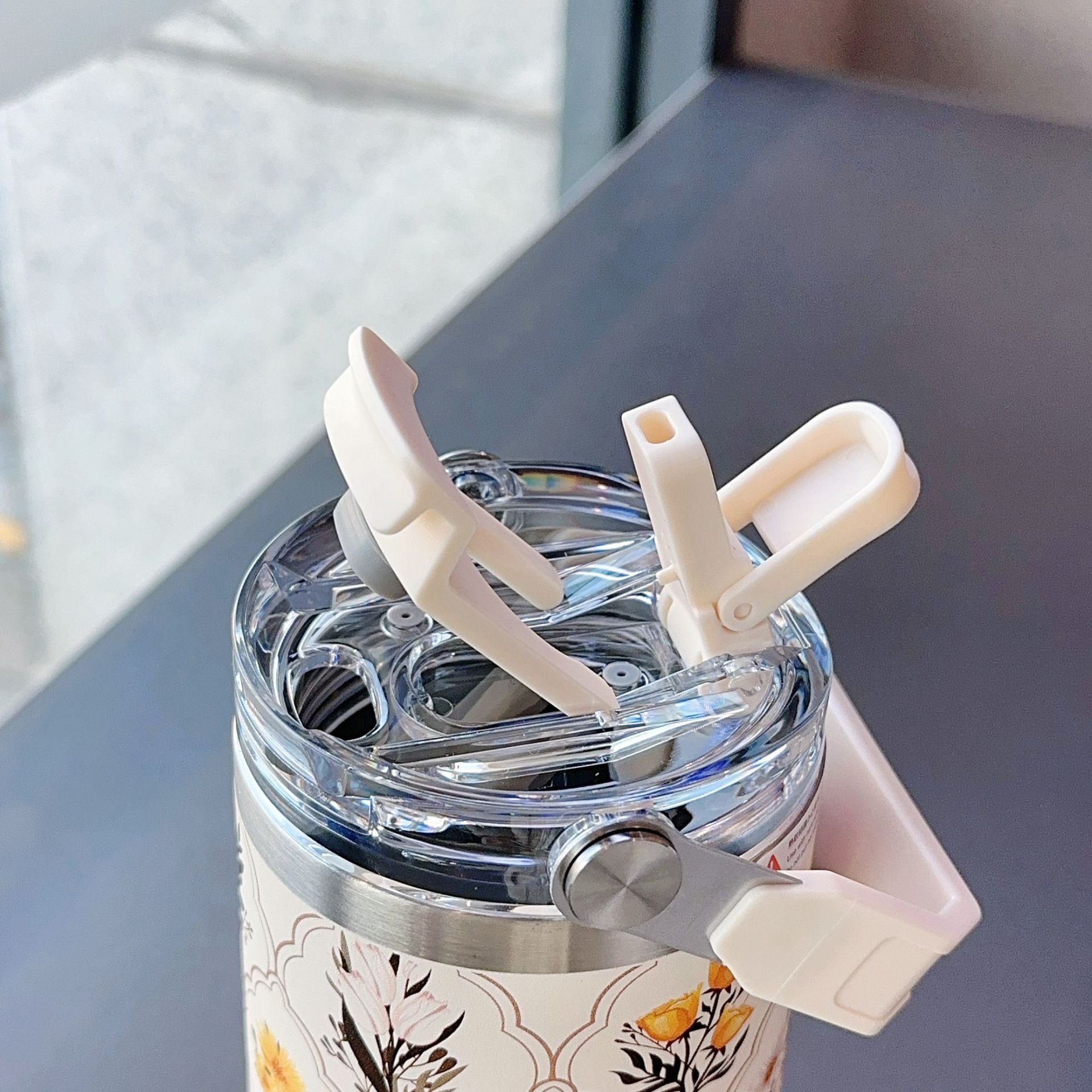 This portable thermos features a 3D floral design, making it suitable for car use and keeping drinks ice-cold. Its hard handle makes it portable and ideal for outdoor travel.