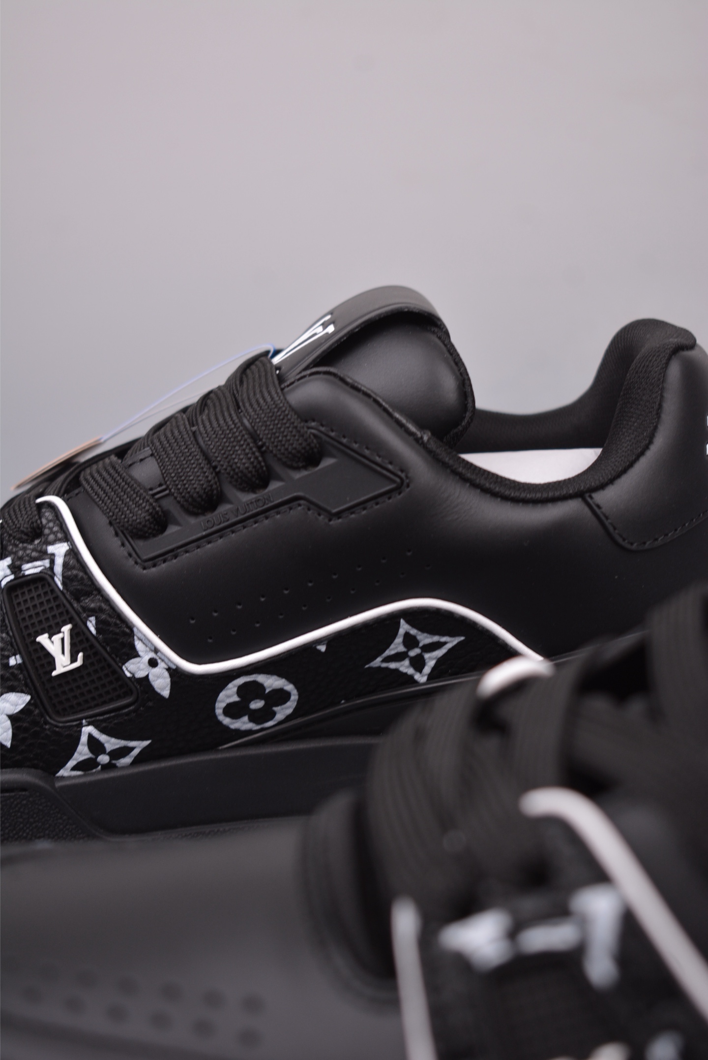 Louis Vuitton Trainer Sneaker Low Black and White Print 1AAREW