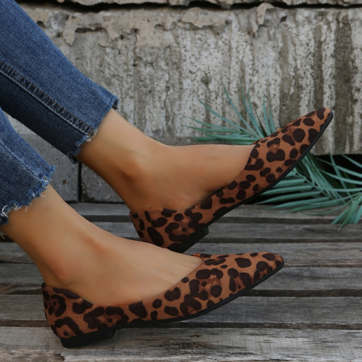 Leopard Printed Pearl Plus Size Women's Suede Flat Shoes with Low-Cut Design