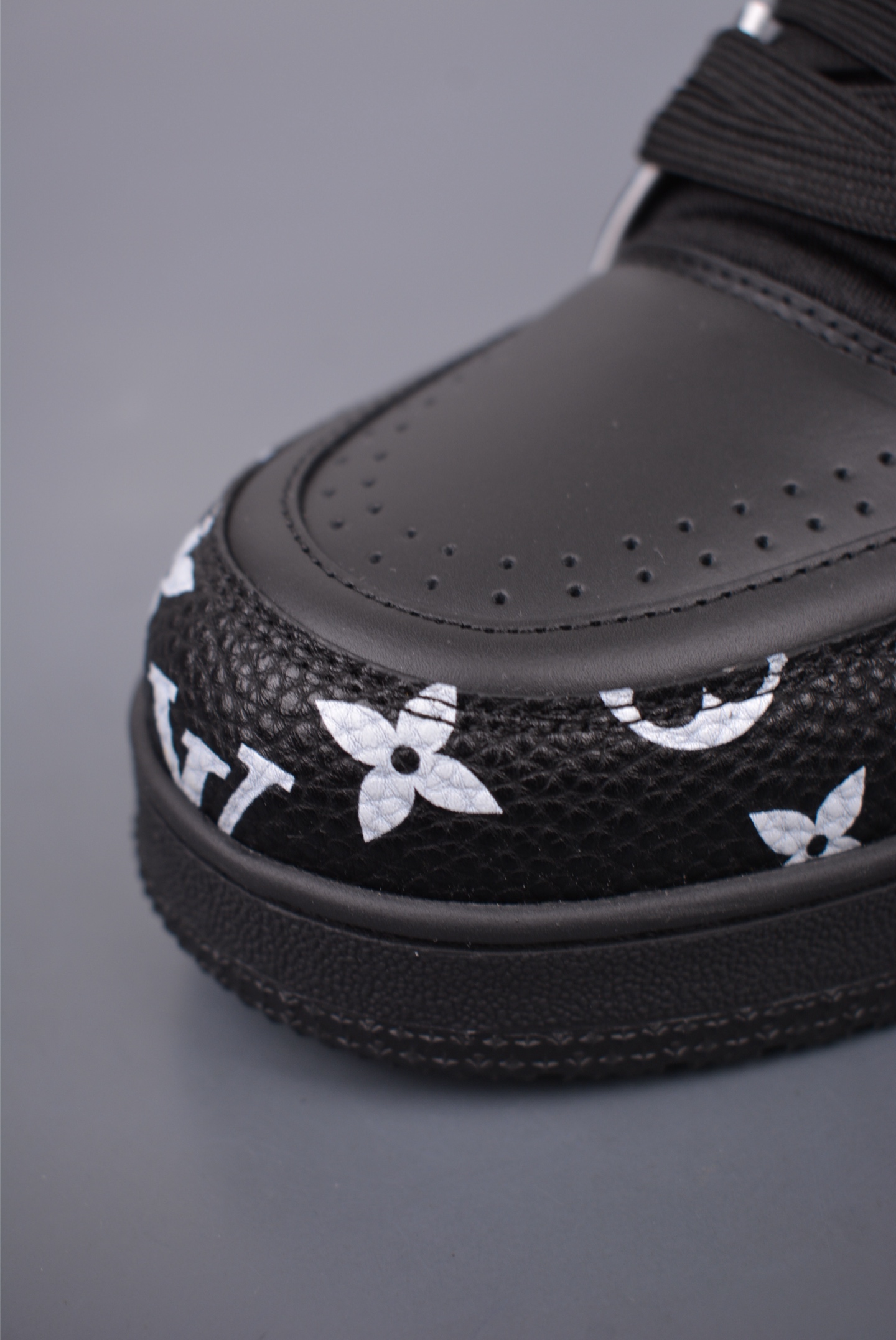 Louis Vuitton Trainer Sneaker Low Black and White Print 1AAREW