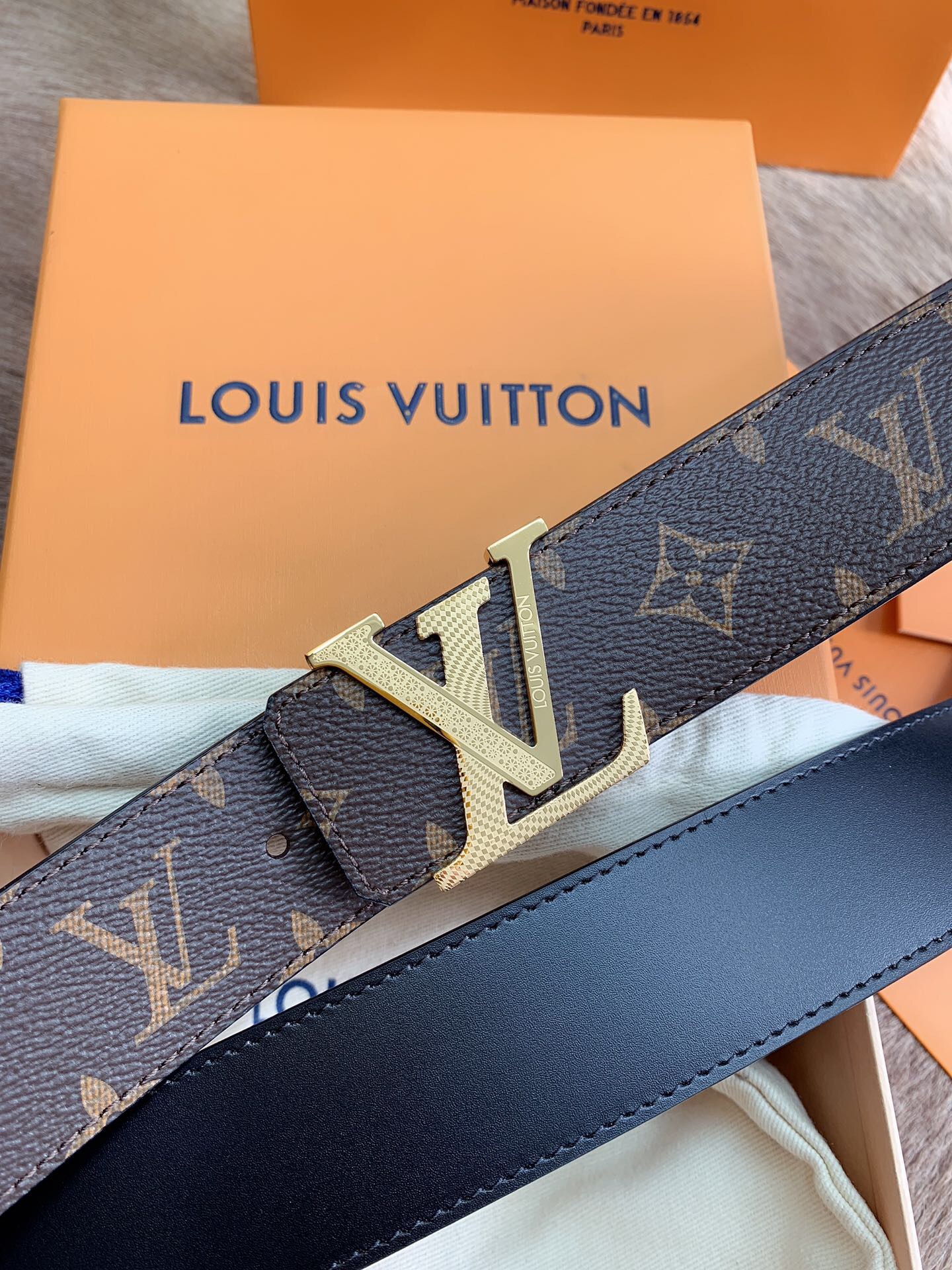 Louis Vuitton Men's Old Fashioned Cowhide Belt 4CM Width