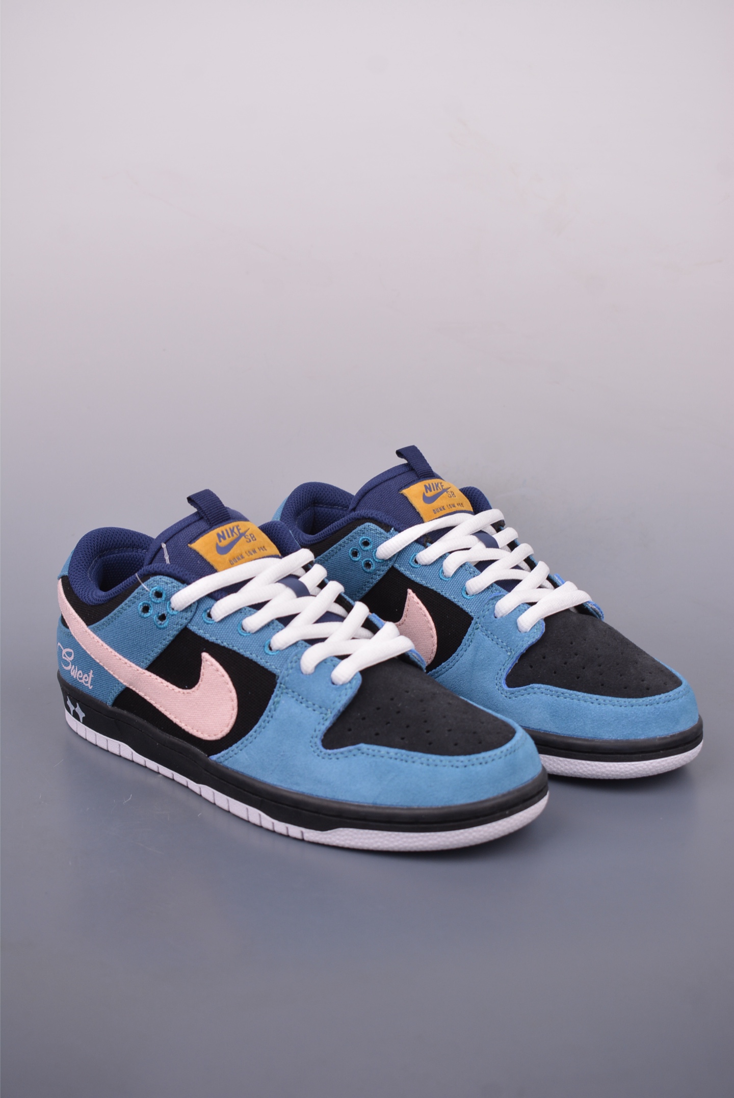 NIKE SB Dunk Low 