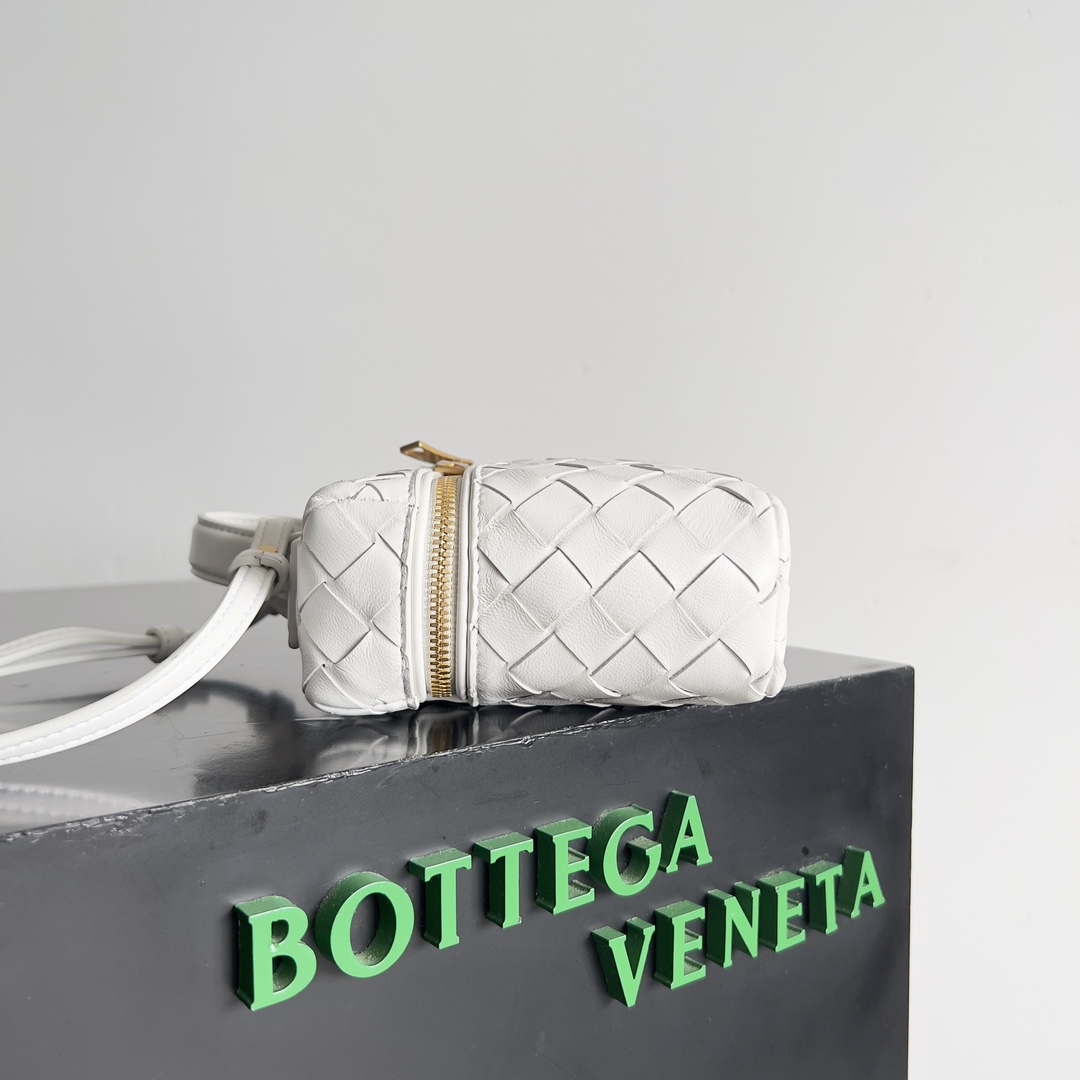 Bottega Veneta 2024 Woven Zippered Baguette Bag 789109