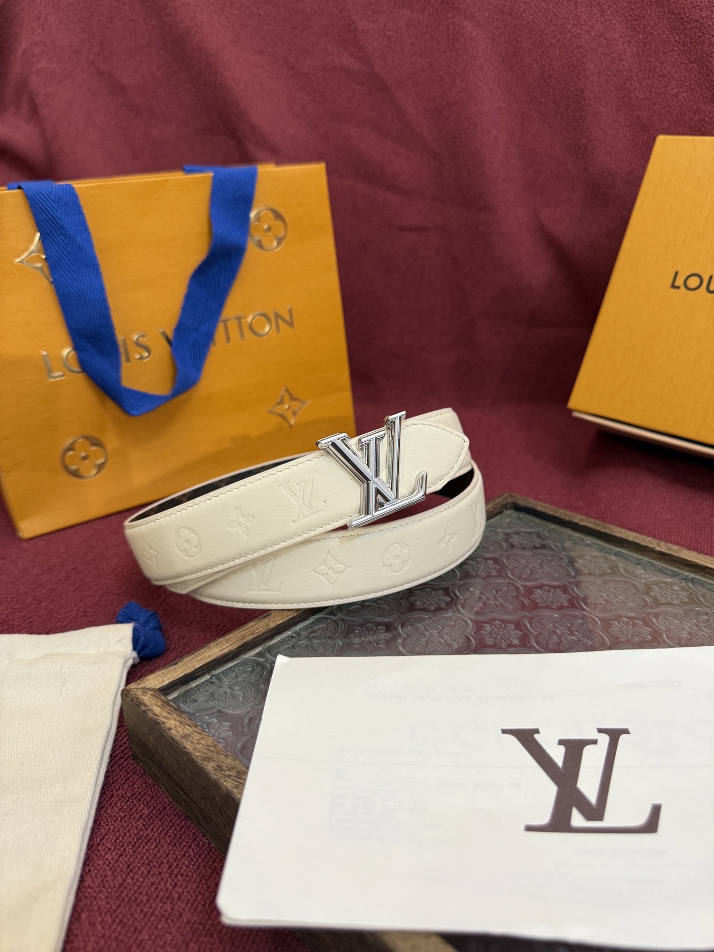 Louis Vuitton embossed double-faced cowhide belt, 3cm wide