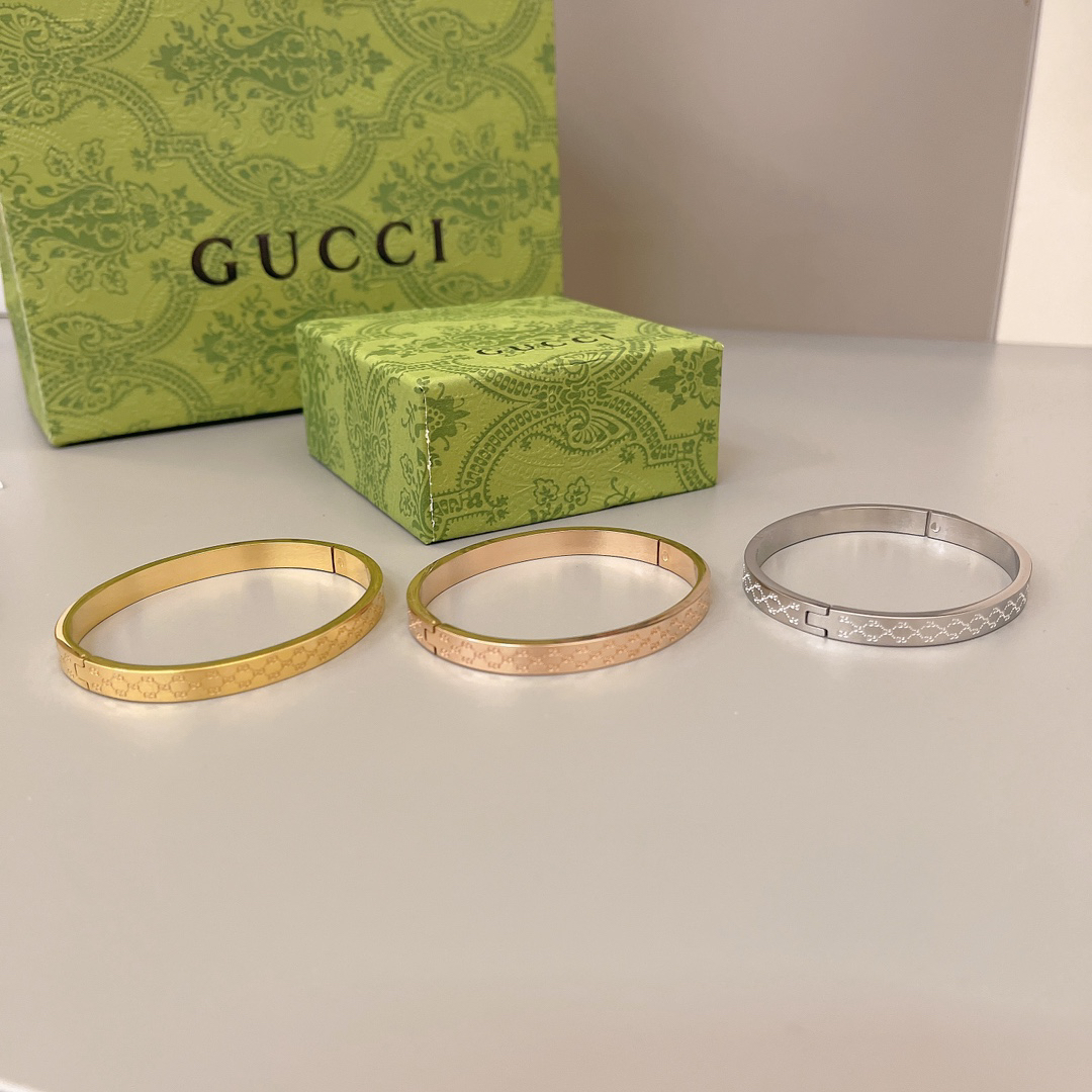 Gucci shallow carved bracelet