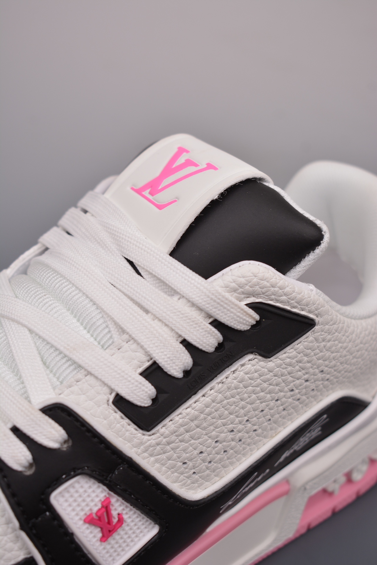 Louis Vuitton Trainer Sneaker Low Black, White and Pink Signature Edition 1ADE00