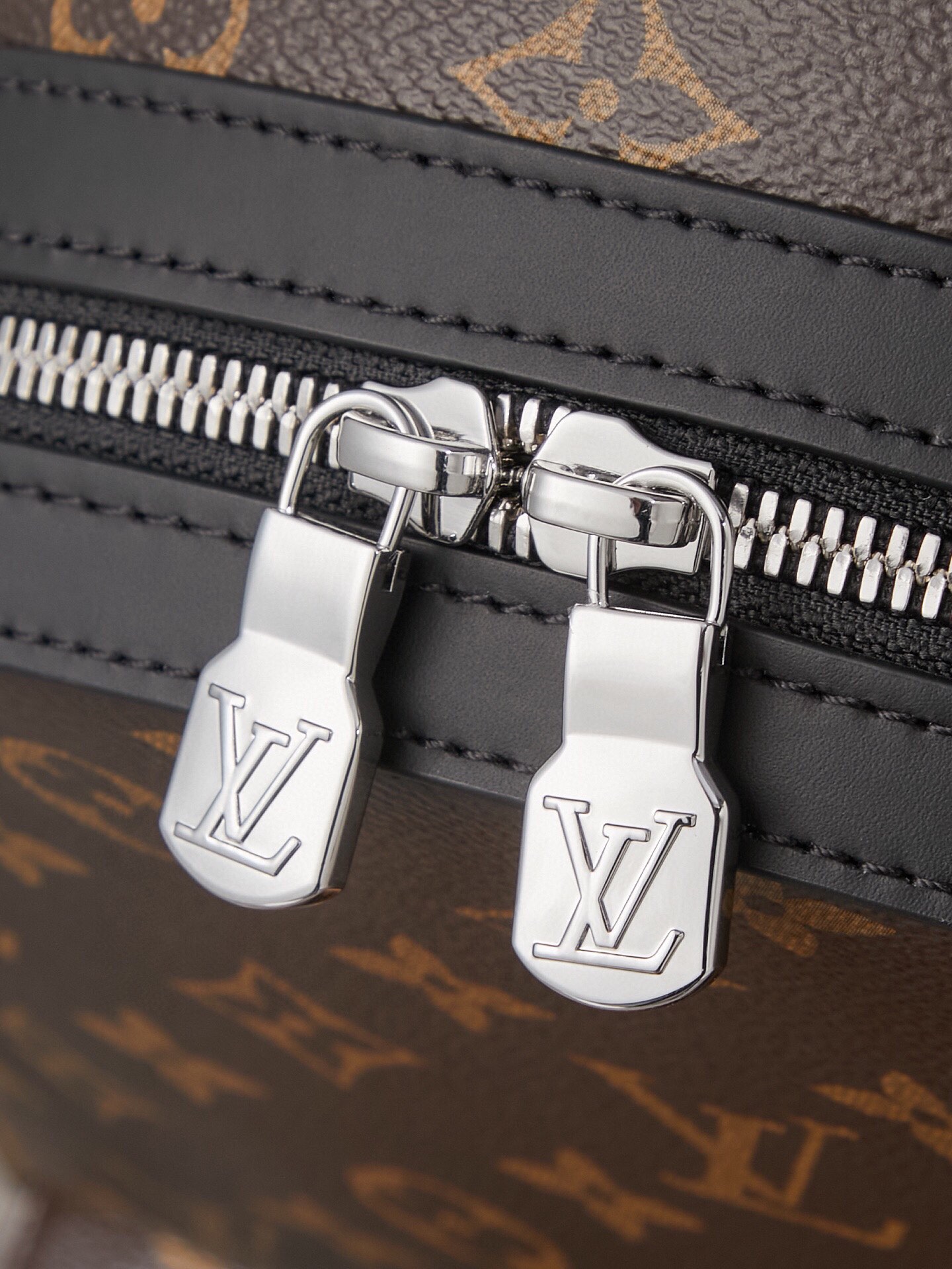 Louis Vuitton Discovery Backpack M46684