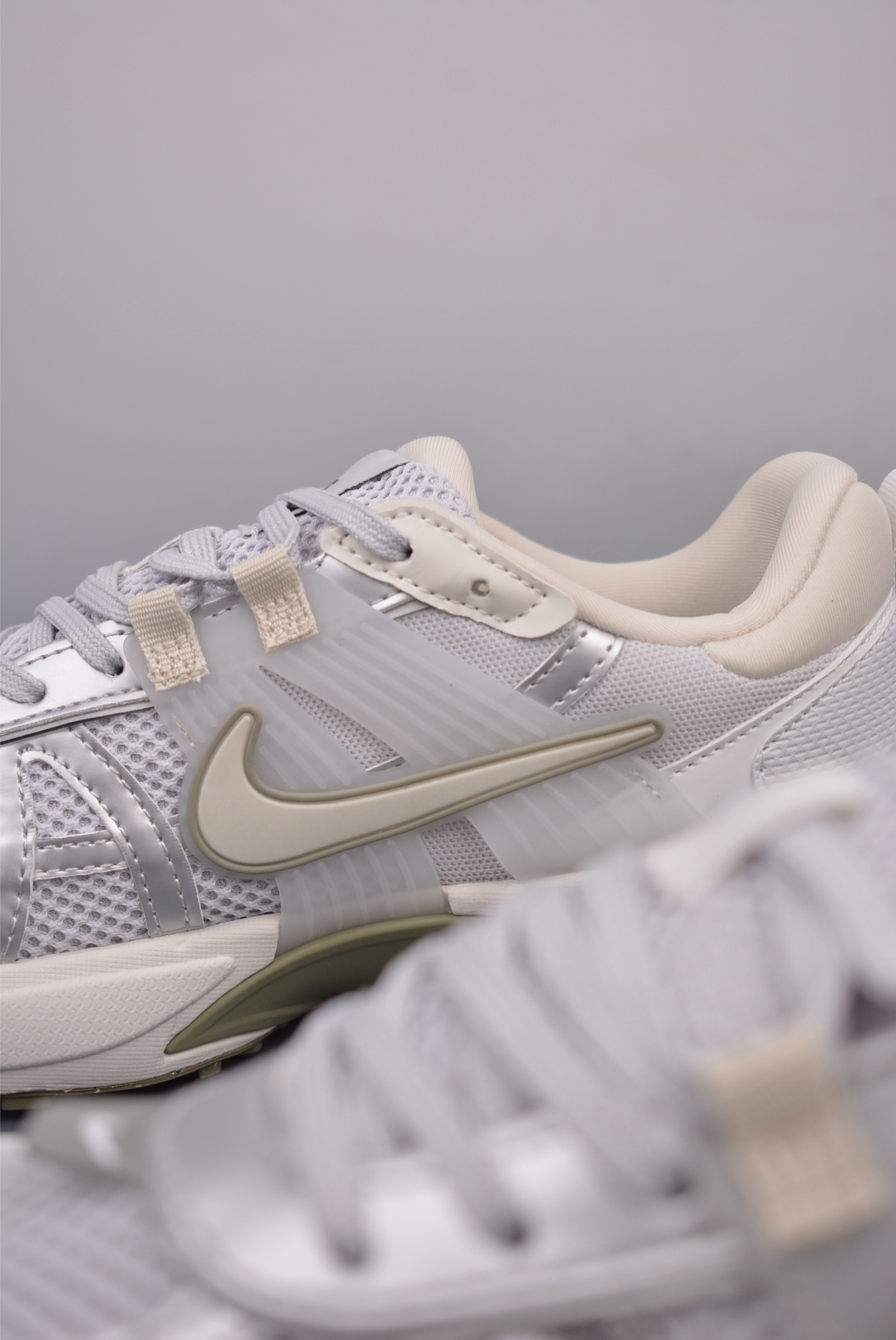 Nike Wmns V2K Runtekk Low Photon Dust Summit White FD0736-006