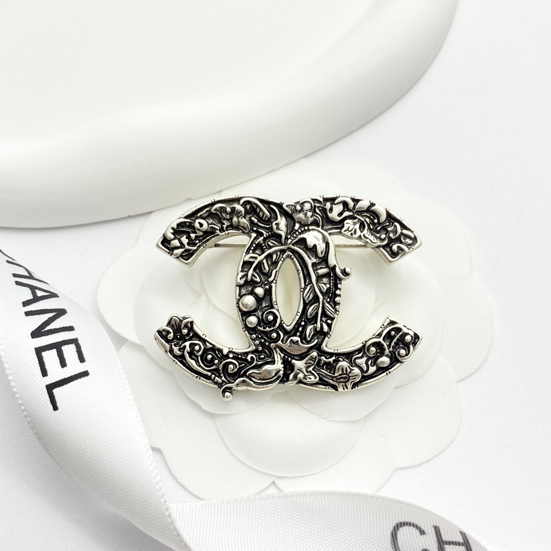 CHAN 24 vintage silver totem double c brooch