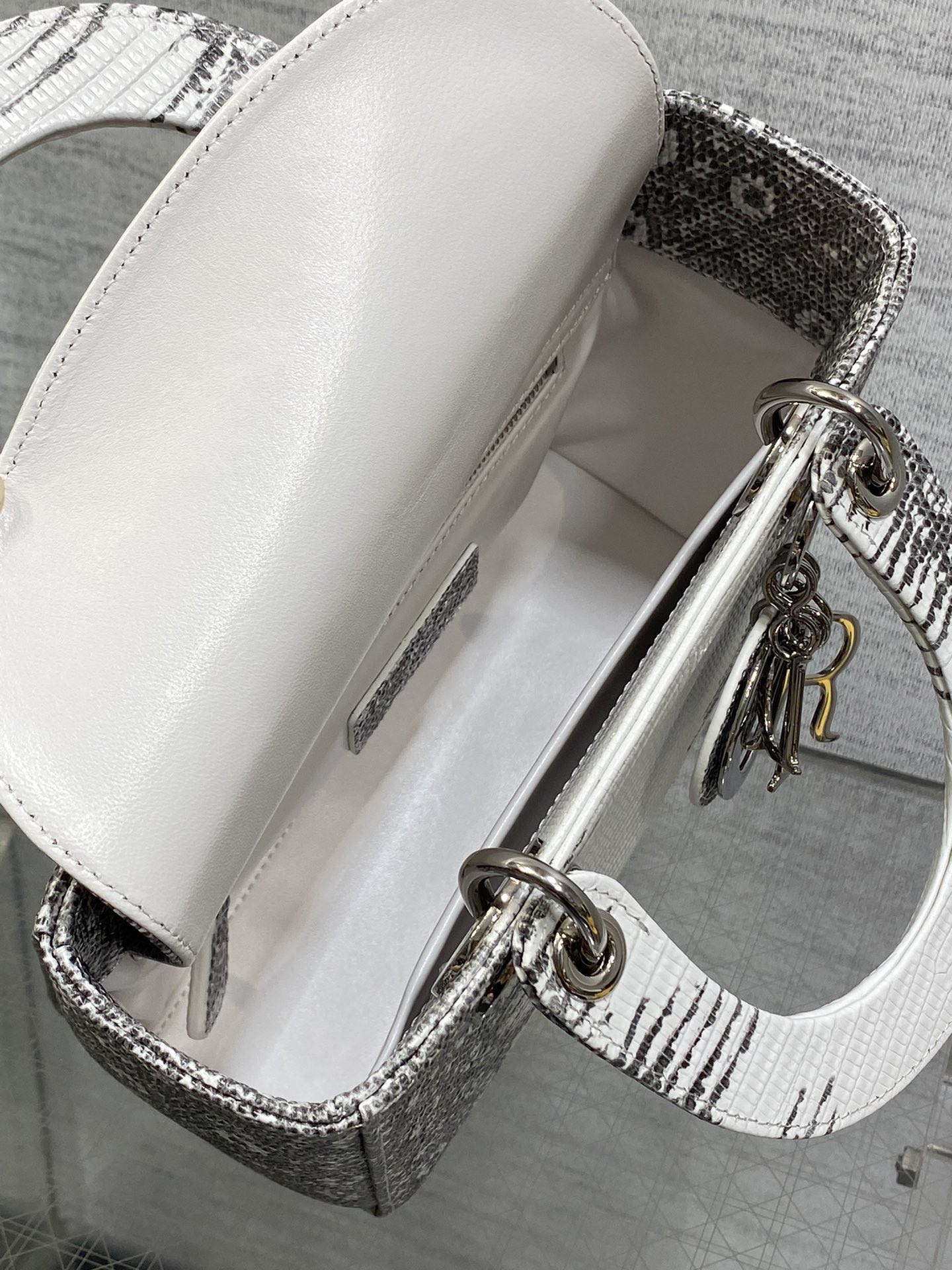 Dior Lady Dior four-grid rare lizard pattern handbag