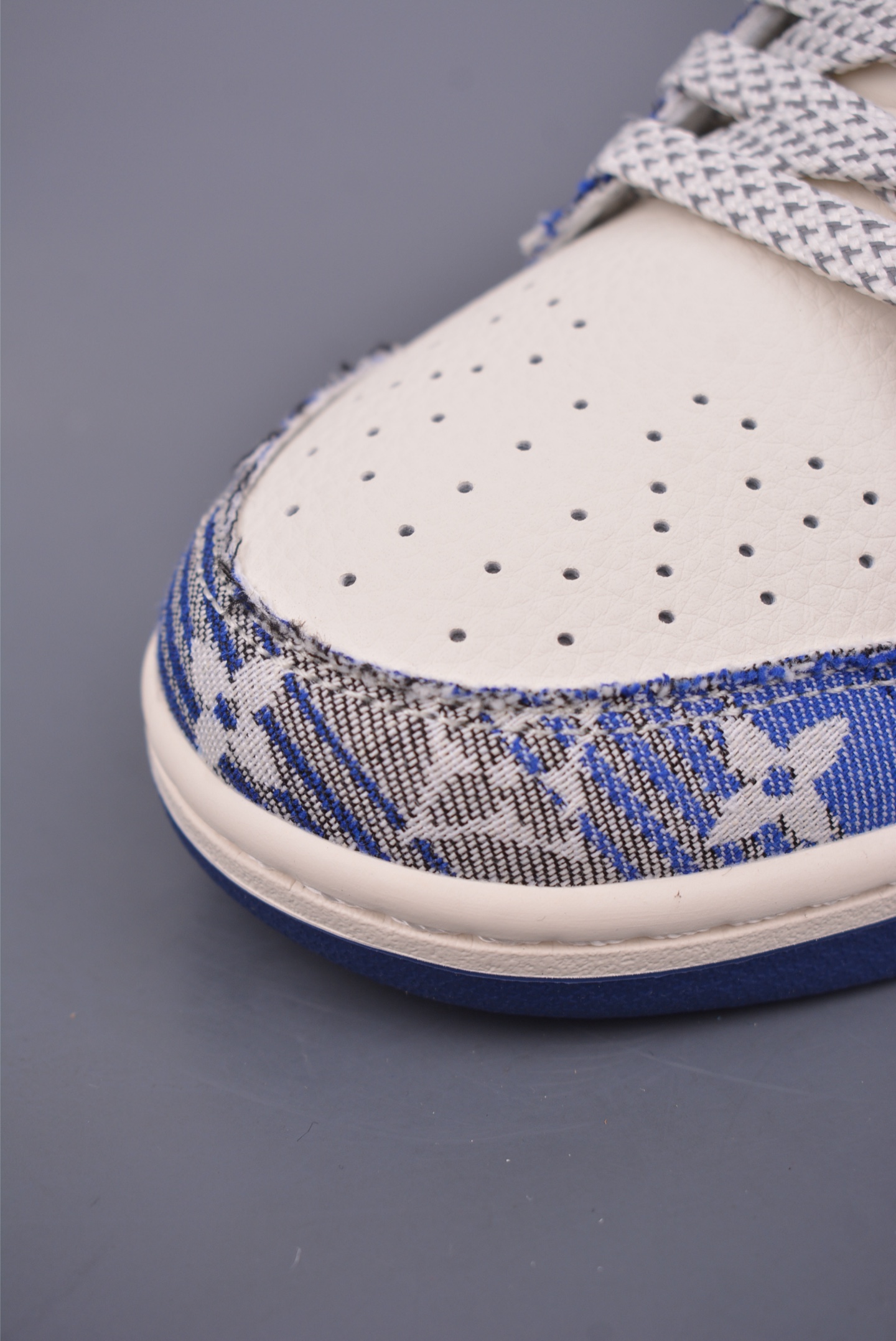 LV x Nike SB Dunk Low sneakers White and Blue Print Gradient JY6988-112