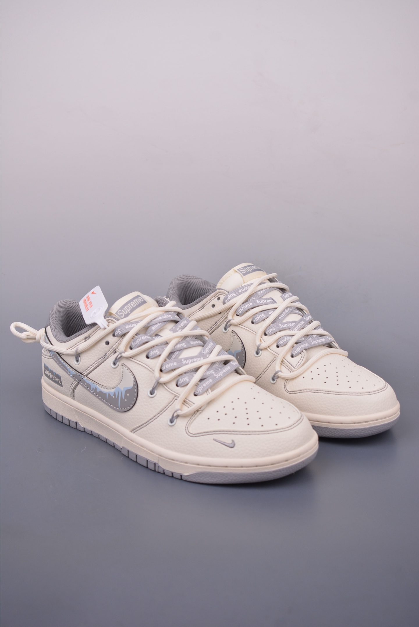SUPREME x Nike SB Dunk Low sneakers Off-white and gray DM6868-086