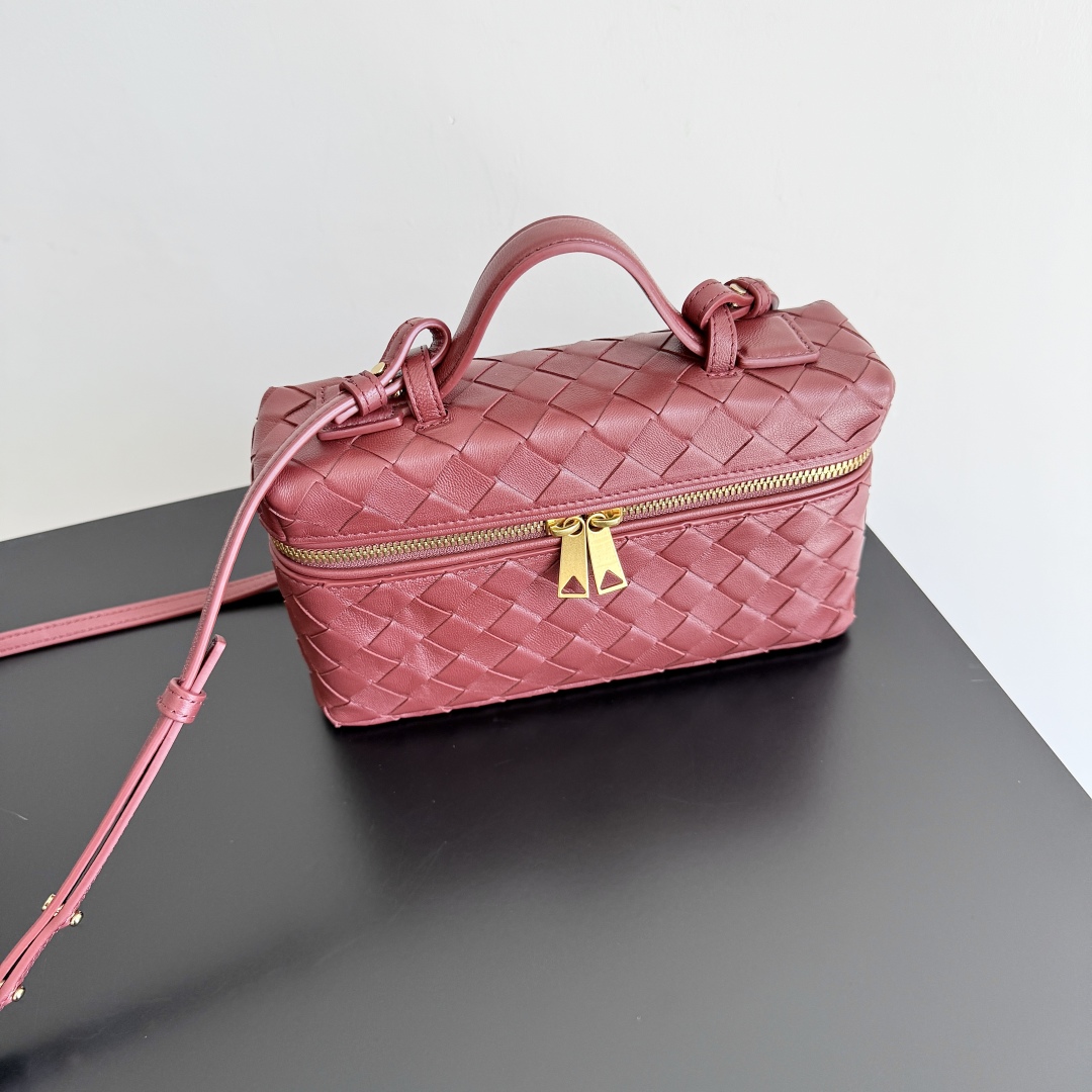 Bottega Veneta 2024 Woven Zippered Baguette Bag 789109