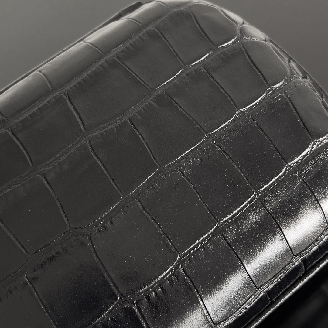 Bottega Veneta crocodile pattern evening bag 737205