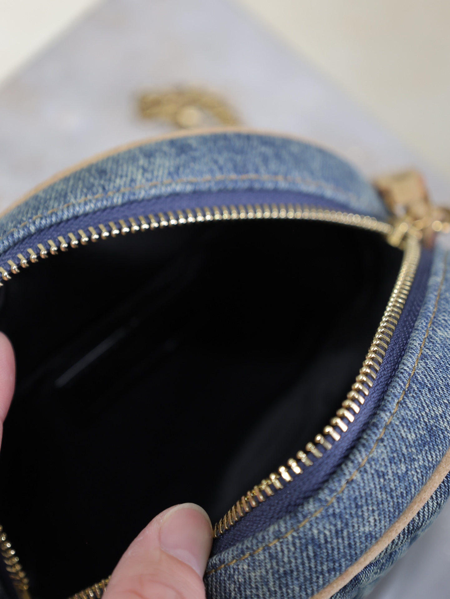 Yves Saint Laurent VINYLE round bag 610436