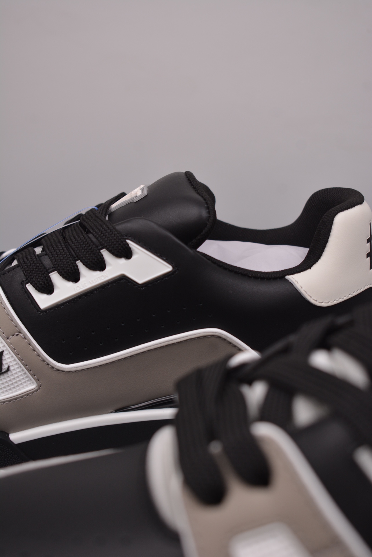 Louis Vuitton Trainer Sneaker Low Black, Grey and White 1AA6WA