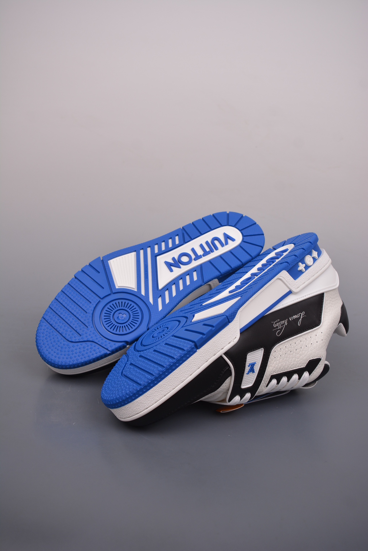 Louis Vuitton Trainer Sneaker Low Black White Blue Signature Edition 1ADDYZ