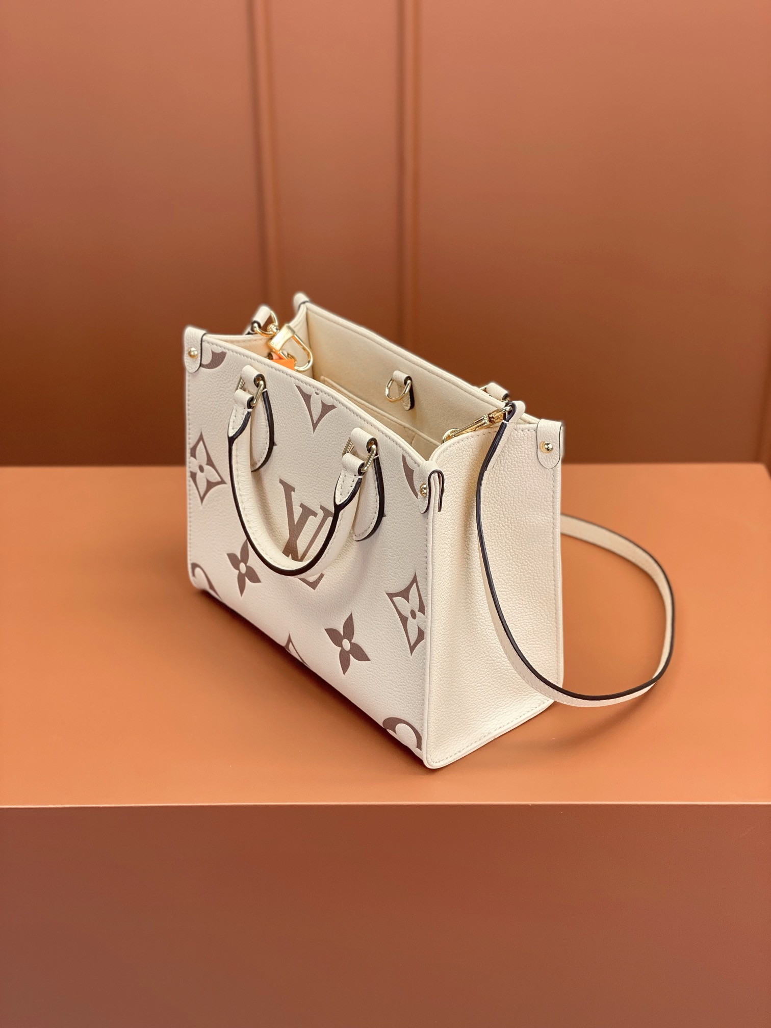 Louis Vuitton ONTHEGO Small Handbag M45653