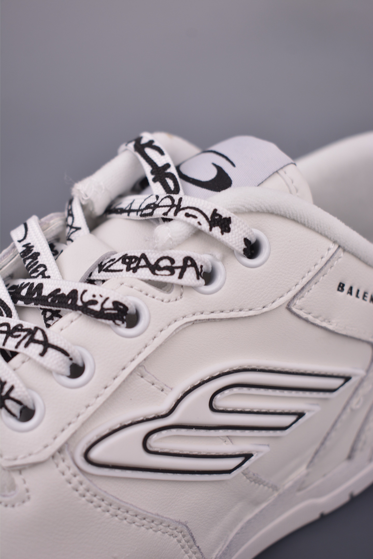 Balenciaga Hamptons Warn-Out 