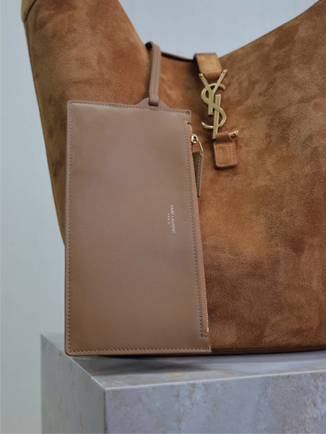 Yves Saint Laurent LE 5À7 Large Bucket Underarm Bag 753823