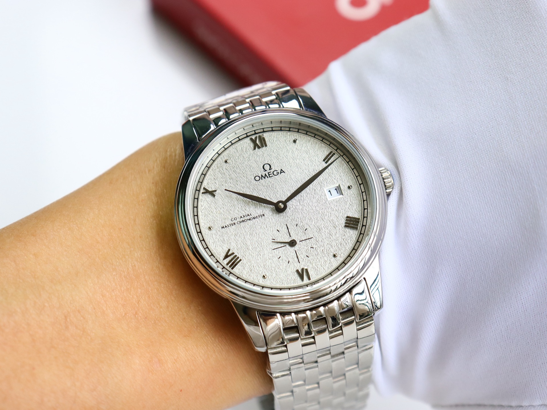 Omega De Ville series two-hand semi-mechanical men's watch