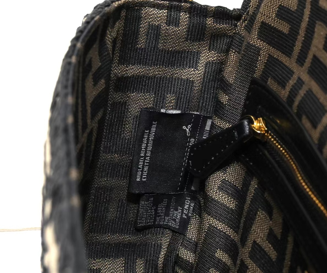 FENDI Baguette woven handbag 3358