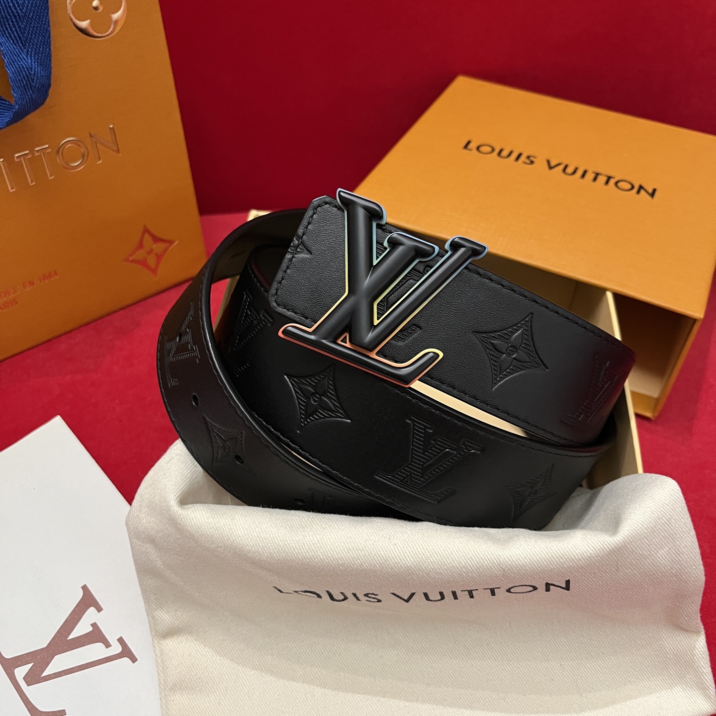 Louis Vuitton embossed leather men's belt, 4cm wide