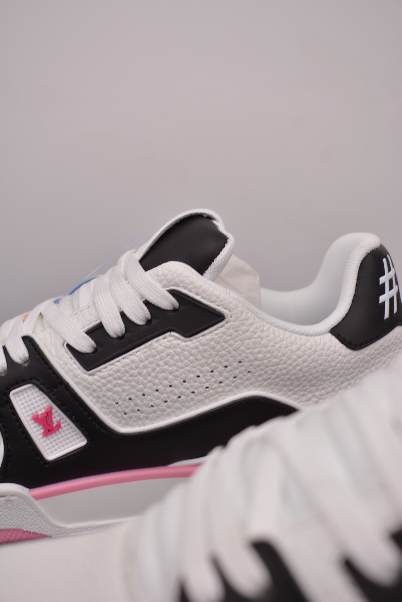 Louis Vuitton Trainer Sneaker Low Black, White and Pink Signature Edition 1ADE00