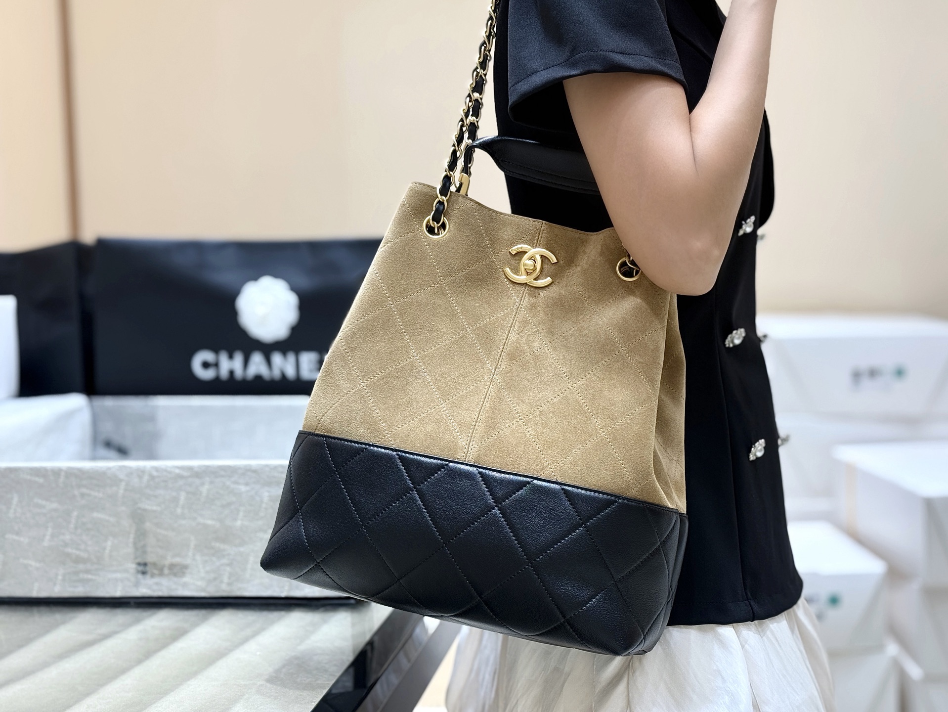 Chanel 25A High-end Handicraft Workshop Suede Colorblock Vertical Hobo AS5636 00158