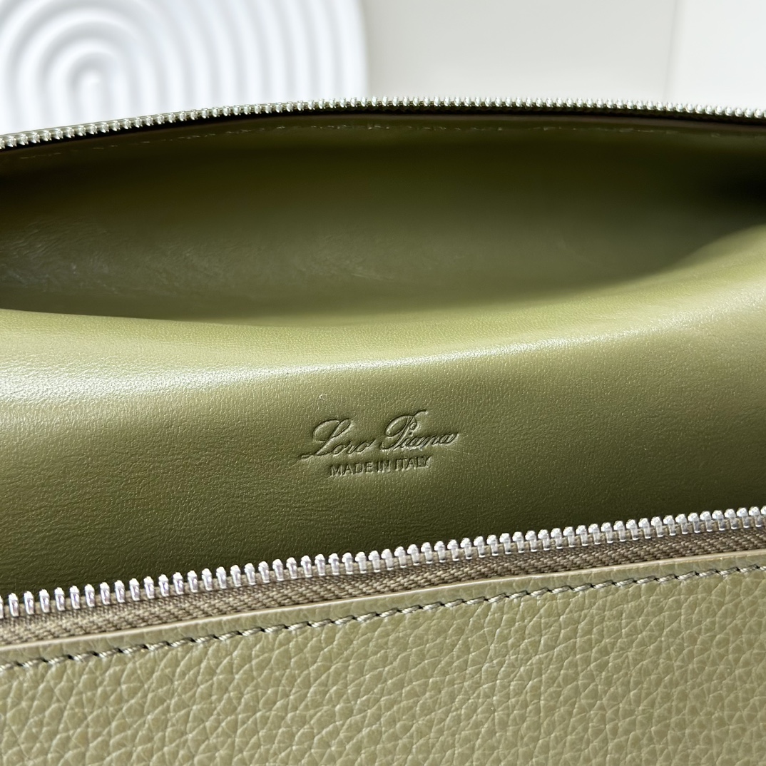 Loro Piana Extra poet L27 Clutch FAI8511