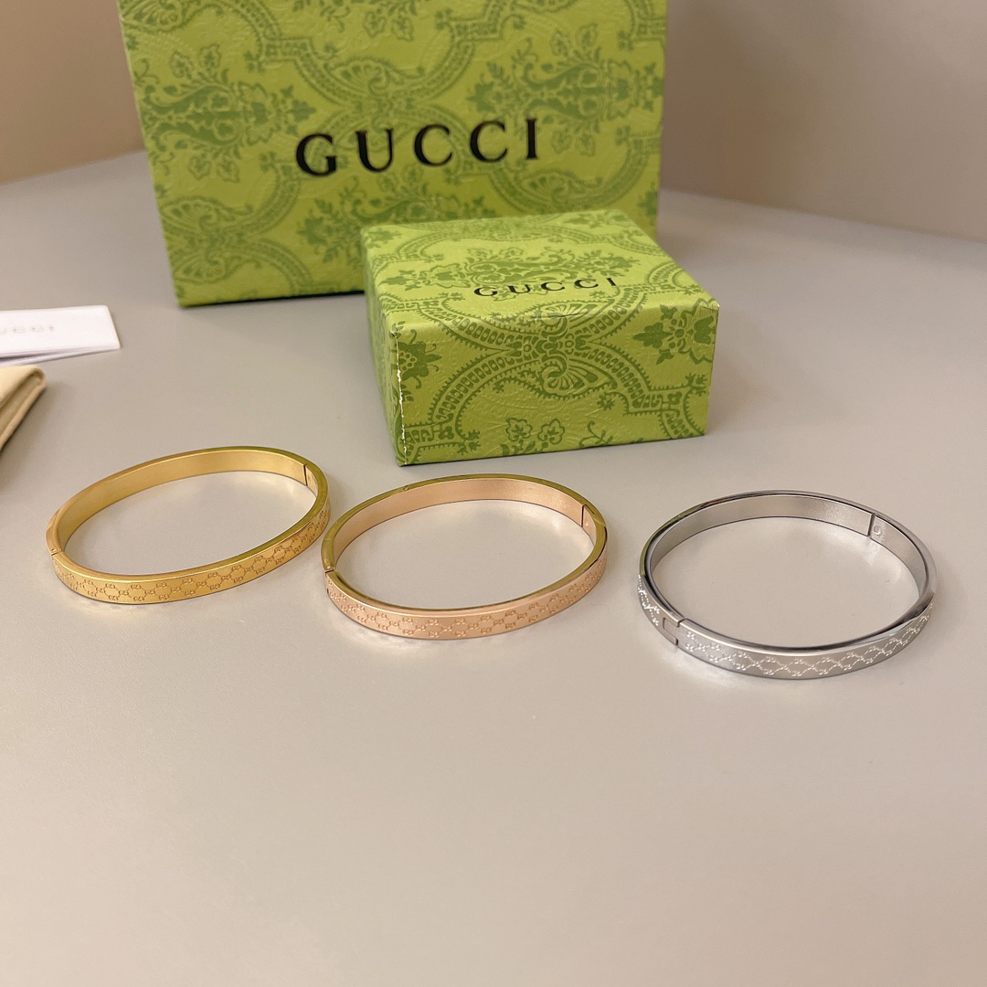 Gucci shallow carved bracelet