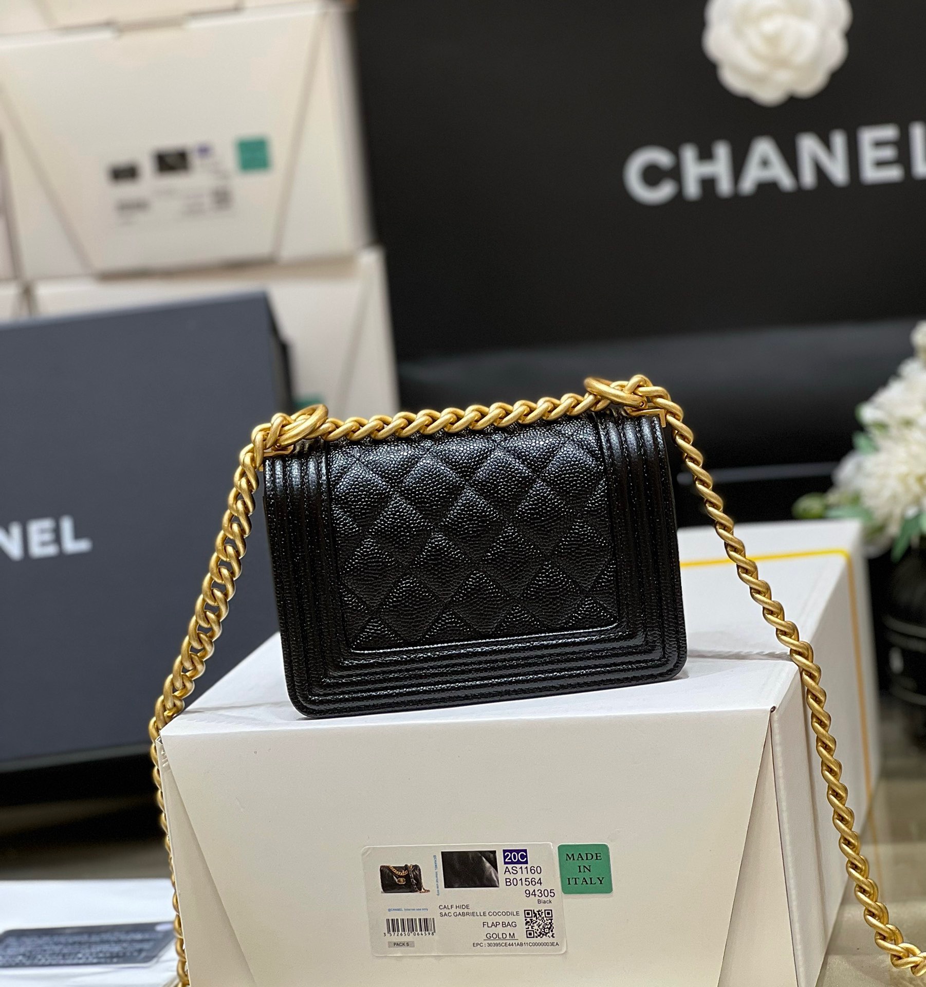 Chanel 22A Le mini boy bag 67364