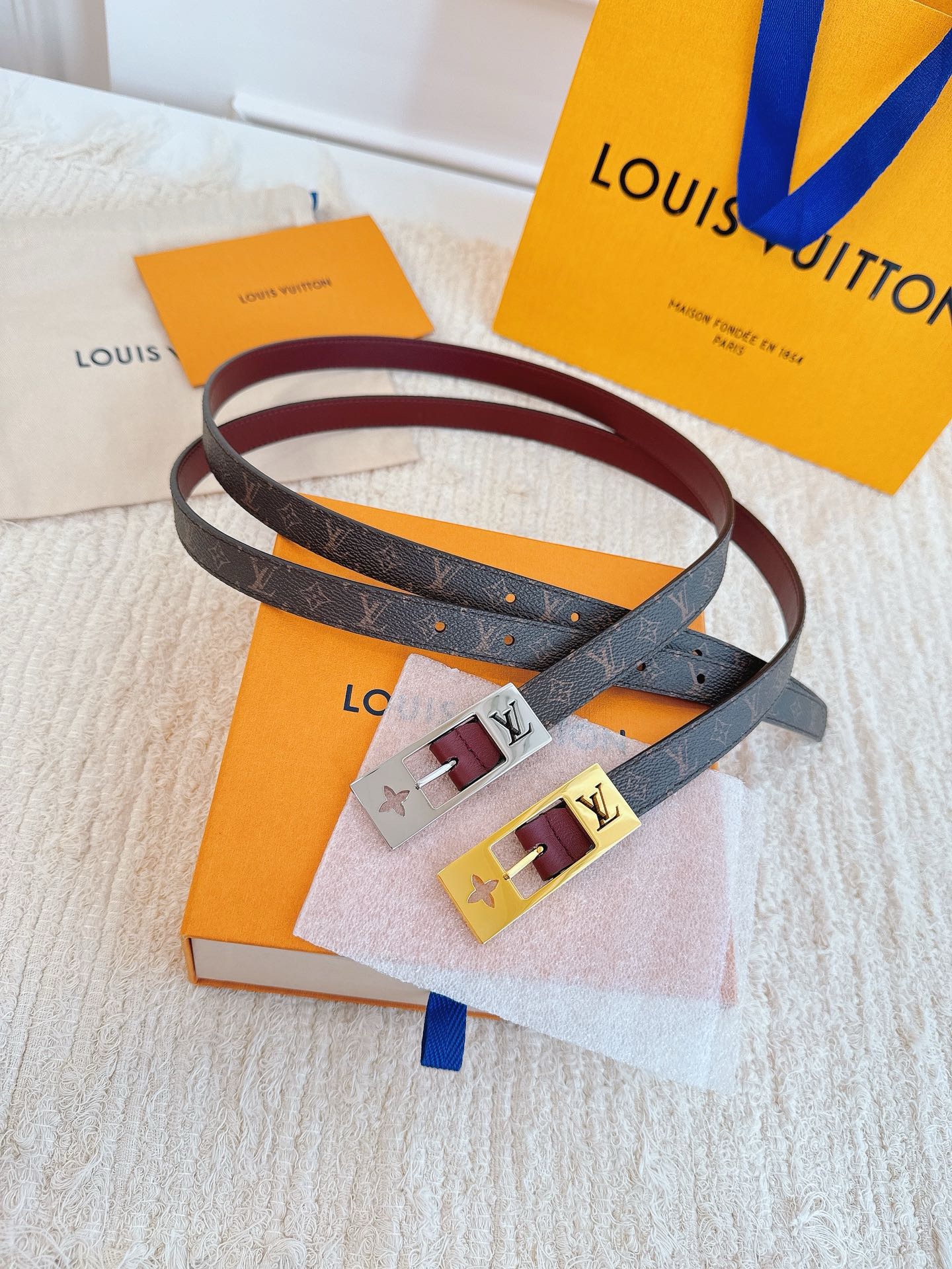 Louis Vuitton double-faced leather women's belt with monogram pattern, 1.8cm wide