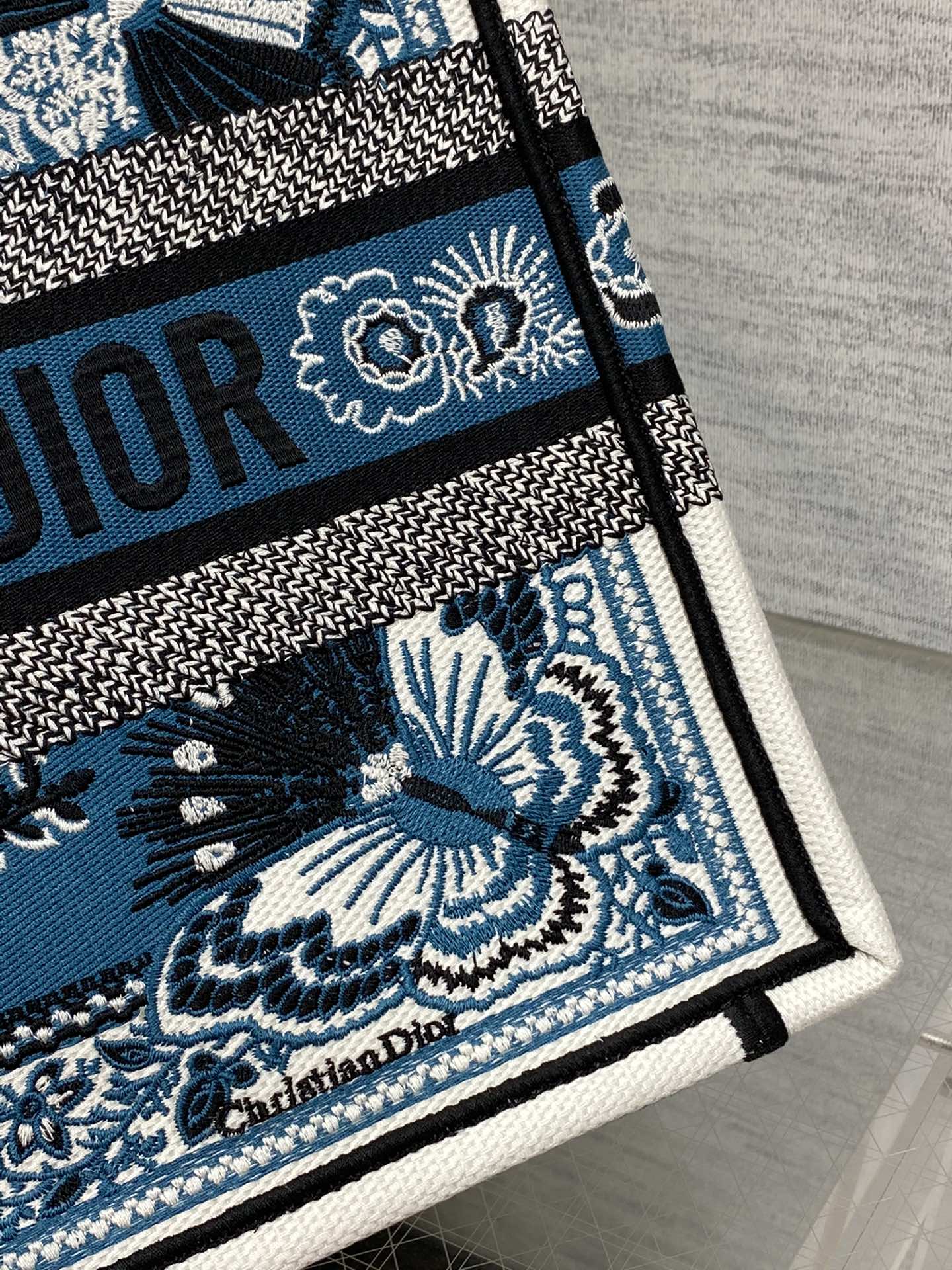 Dior embroidered tote bag medium