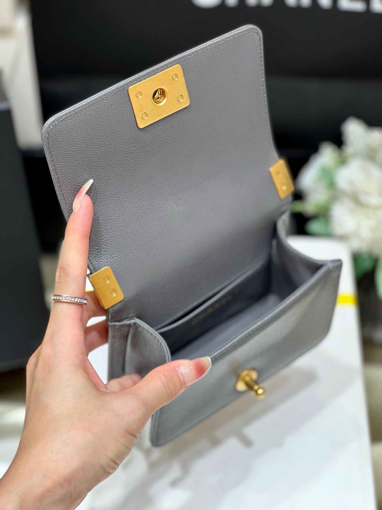Chanel 22A Le mini boy bag 67364