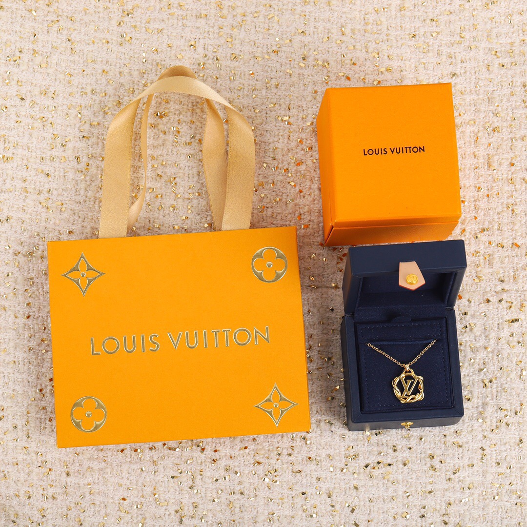 Louis Vuitton Vine Edge Round Pendant Necklace