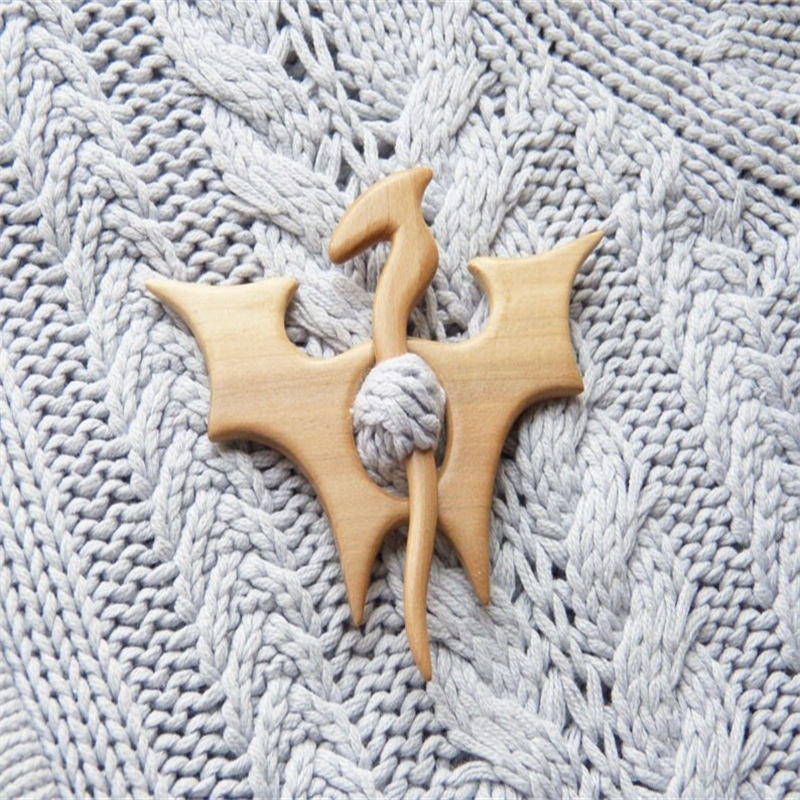 Brooch pin with wooden animal pattern (sweater clip)